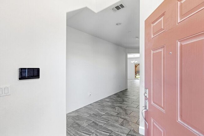 Foto del edificio - Your Next Home Awaits | 4 Bed, 3 Bath with Private Pool