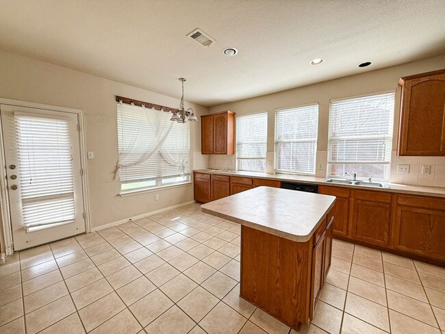 Building Photo - Spacious 4 bedroom home near Lake Ray Hubbard!
