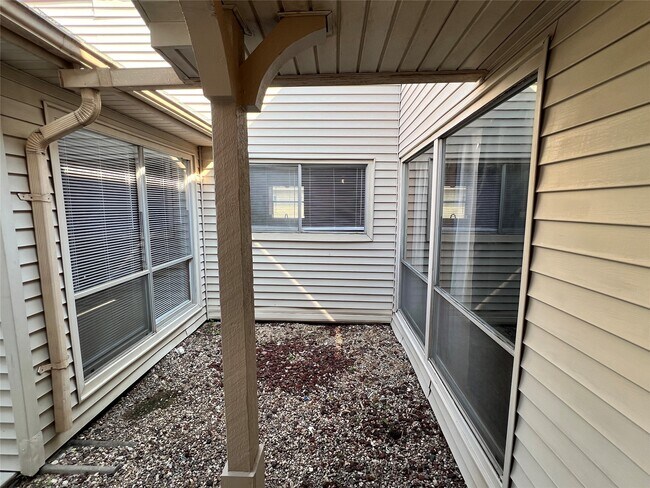 Building Photo - 327 Maybrook Dr