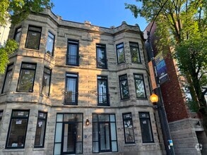 Building Photo - 2217 W Chicago Ave