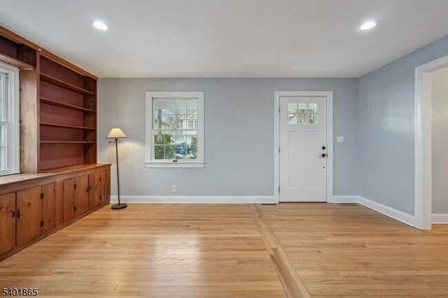 Foto del edificio - 16-21 Split Rock Rd