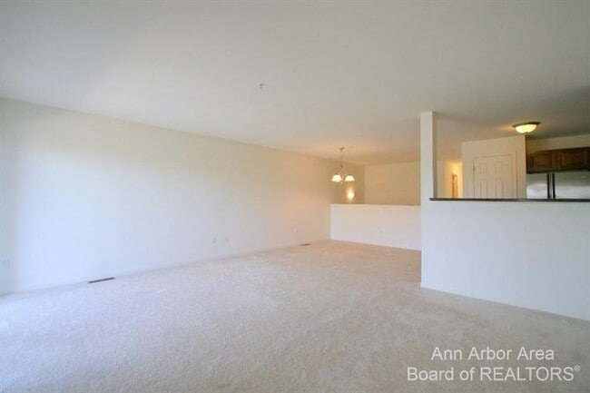 Building Photo - 116 W Oakbrook Dr