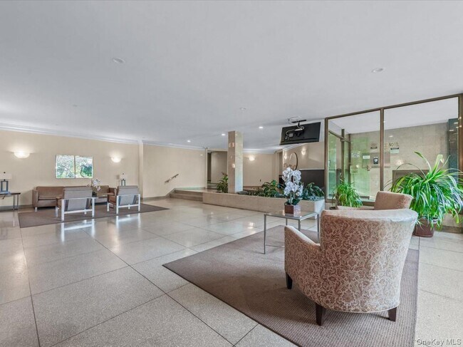 Foto del edificio - 100-25 Queens Blvd