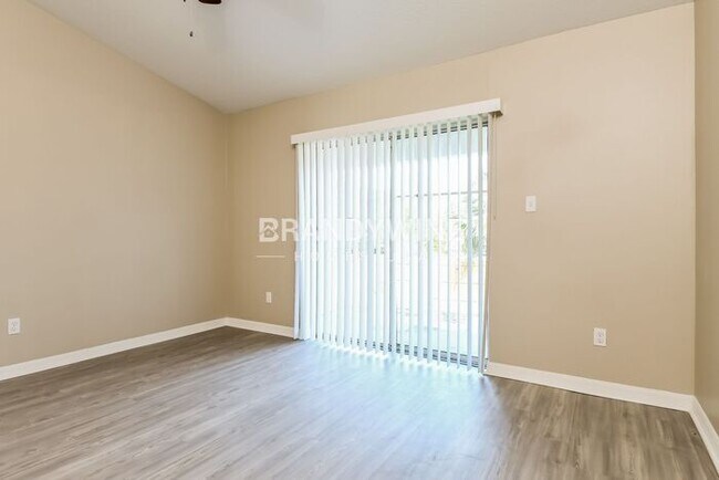 Foto del edificio - Happy New Year! Move in by 1/15 and get Fe...