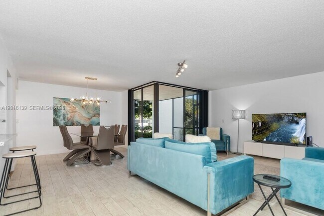 Building Photo - 825 Egret Cir