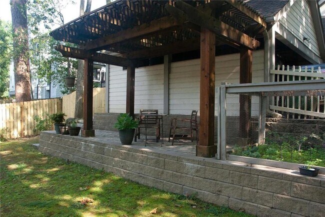 Building Photo - 730 Courtenay Dr NE