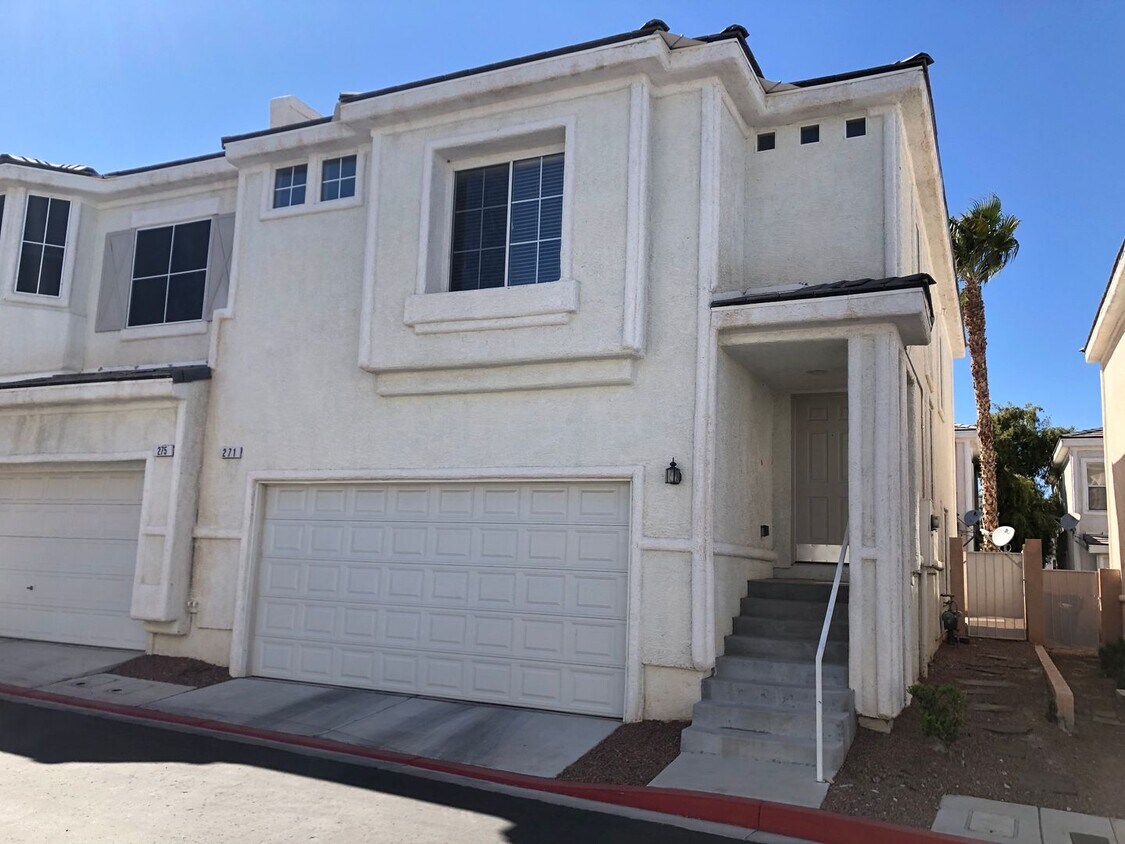 Primary Photo - 3 BEDROOM & 2.5 BATH TOWNHOME LOCATED IN G...