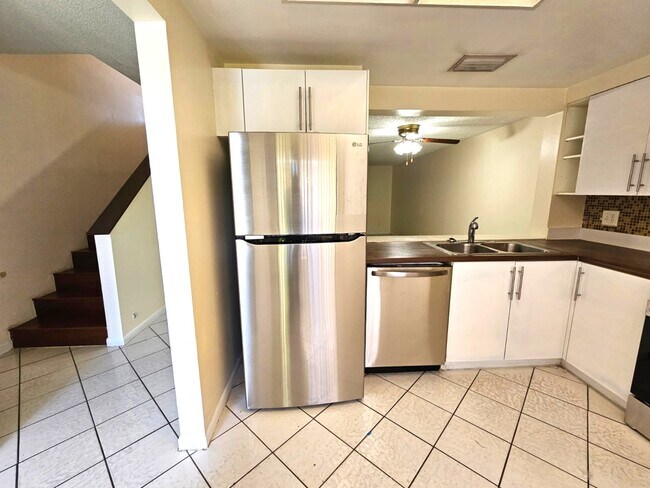 Building Photo - 8819 Springtree Lakes Dr