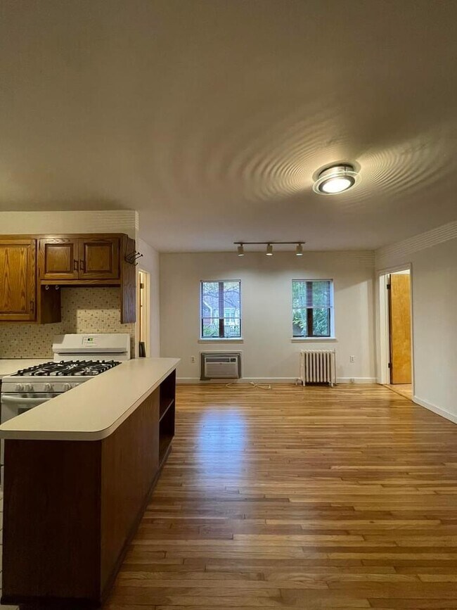 Main sala de estar - 215 Middle Neck Rd