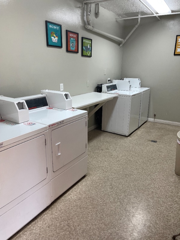 Building Photo - 1590 W Palm Ln