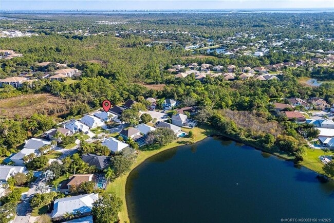 Foto del edificio - 920 NW Waterlily Pl