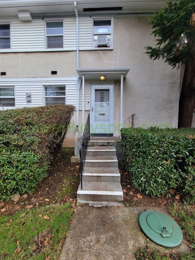 Foto del edificio - Large 2 Bedroom 1 Bath Unit off Broadway w...