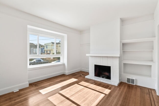 Building Photo - Remodeled 4Bd/2.5Ba Single-Family Home in ...