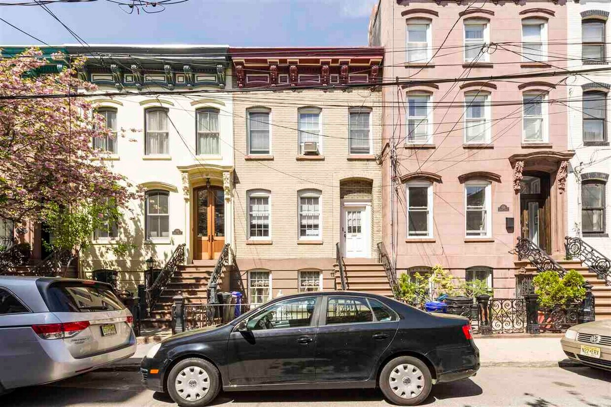 Primary Photo - 208 10th St