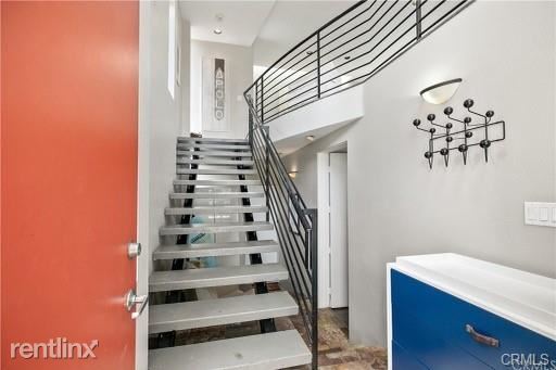 Foto principal - 2 br, 2 bath House - 350 Bluebird Canyon Dr