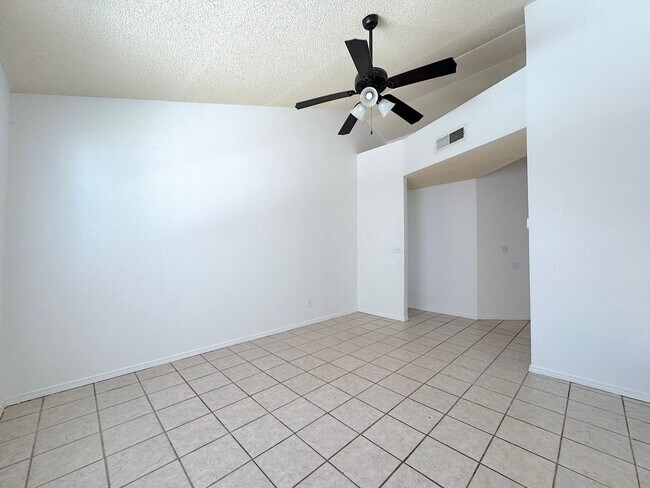 Building Photo - East El Paso 3 bed Refirg A/C