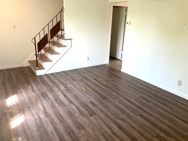 Living Room - 415 Greentree Ln