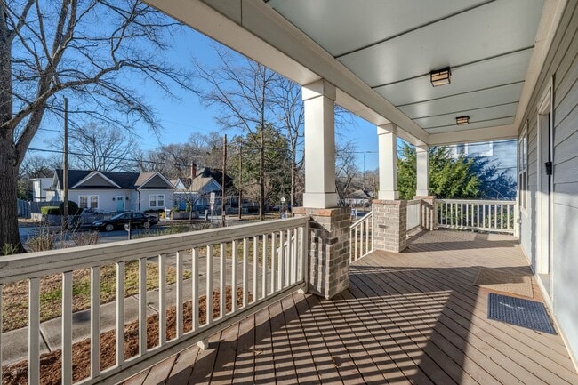 Building Photo - Charming 3Bd / 2.5Ba home minutes from Dow...