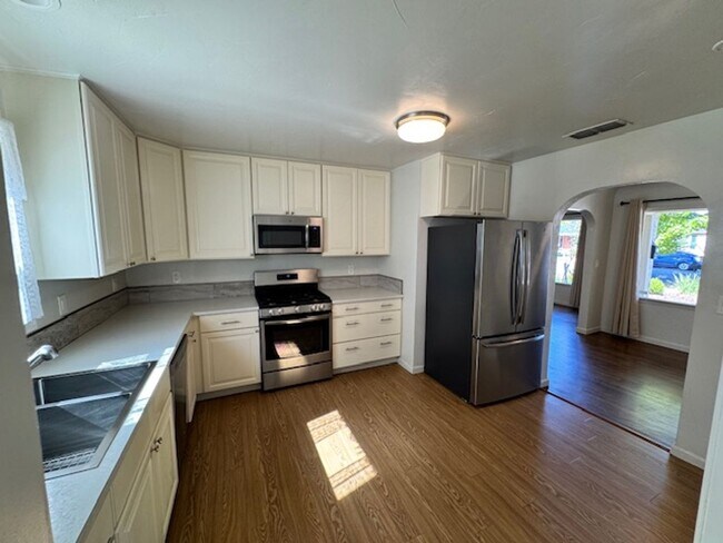 Foto del edificio - Charming Updated 4-Bedroom Home in the Garden Tract – Hardwood Floors, Central Air, 2-Car Garage ...