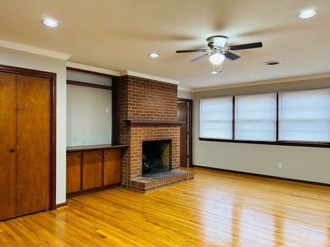 Building Photo - 413 Briarmont Dr