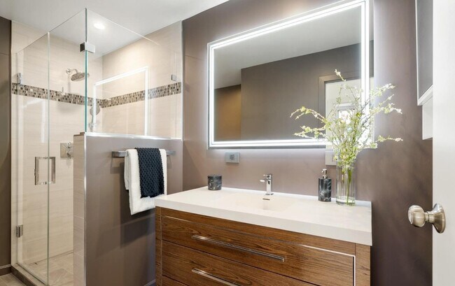 Building Photo - 1060 Bolivar Rd