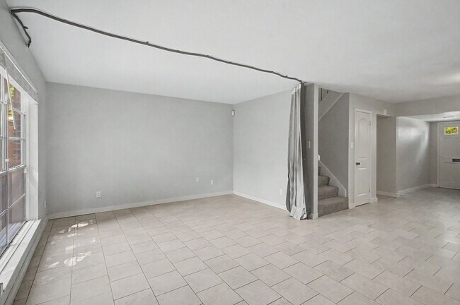 Building Photo - 413 W Semands Ave