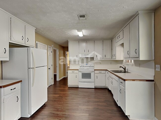 Building Photo - 685 Oxford Hall Dr SW