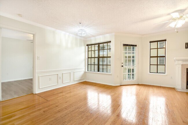 Open floor plan - 1000 W Horatio St