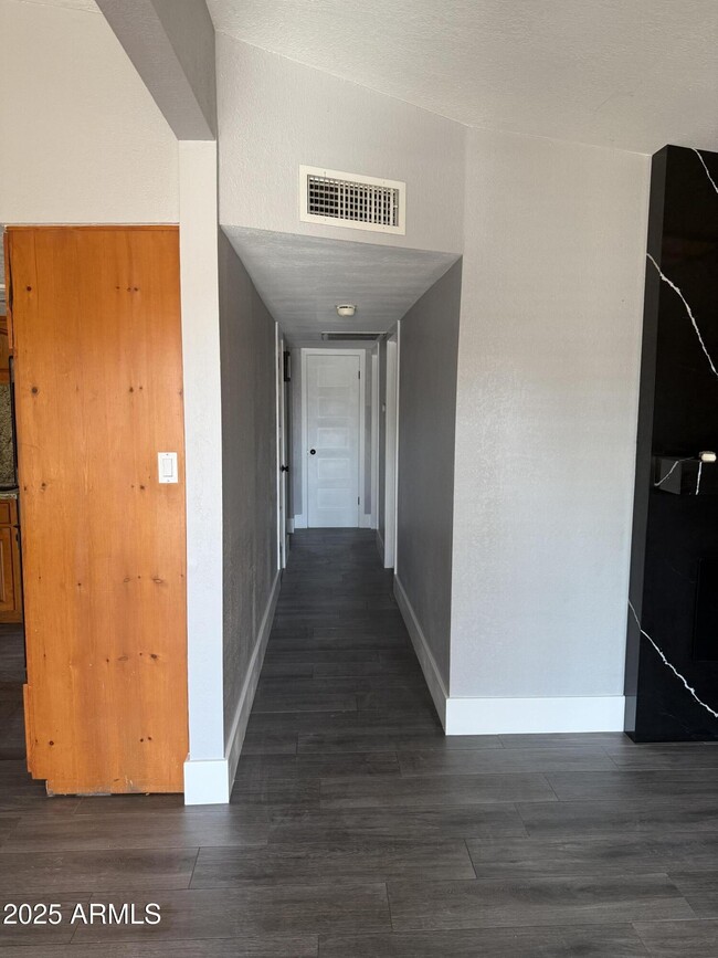 Building Photo - 1754 W Mountain View Dr
