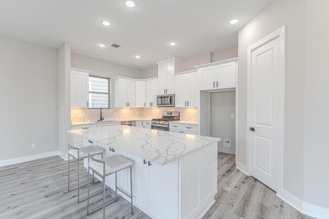 Building Photo - 15038 Wunderlust