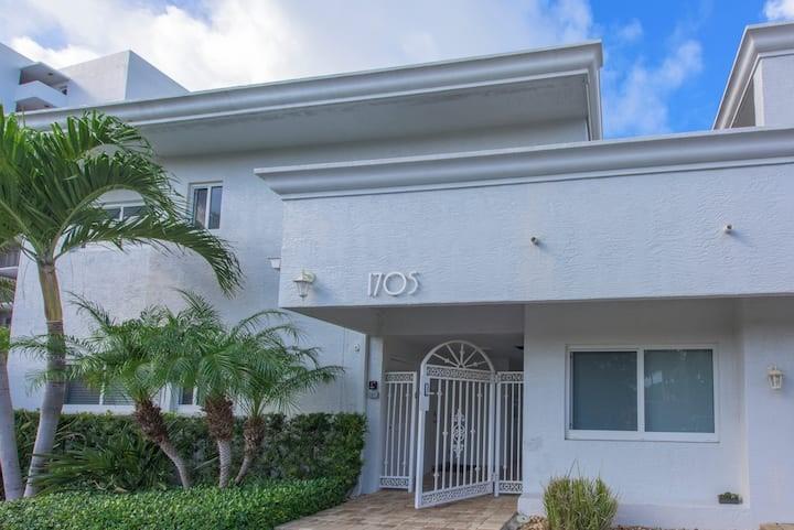Primary Photo - 1705 N Riverside Dr
