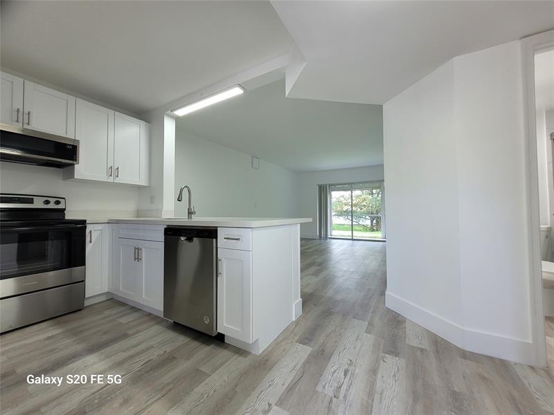 Foto principal - 8820 Royal Palm Blvd