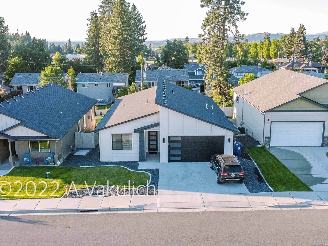 Primary Photo - 3311 E 25th Ave