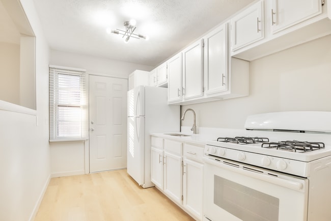 Kitchen - 4620 Davenport St