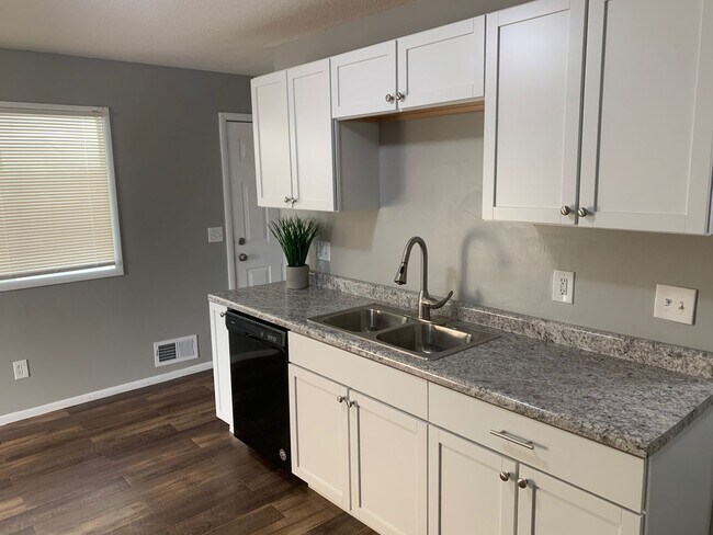 Foto del edificio - Amazing 2 bedroom 1 bath townhouse in Robb...