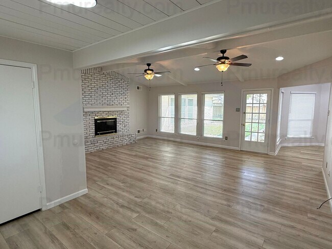 Foto del edificio - AVAILABLE NOW!!! Beautiful 4-bedroom, 2.5-bath home in the heart of Richardson