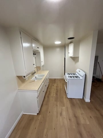 Cocina con conexiones para lavadora/secadora apilables - 2612 Vanderbilt Ln