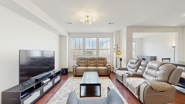 Building Photo - 527 Watercress Dr