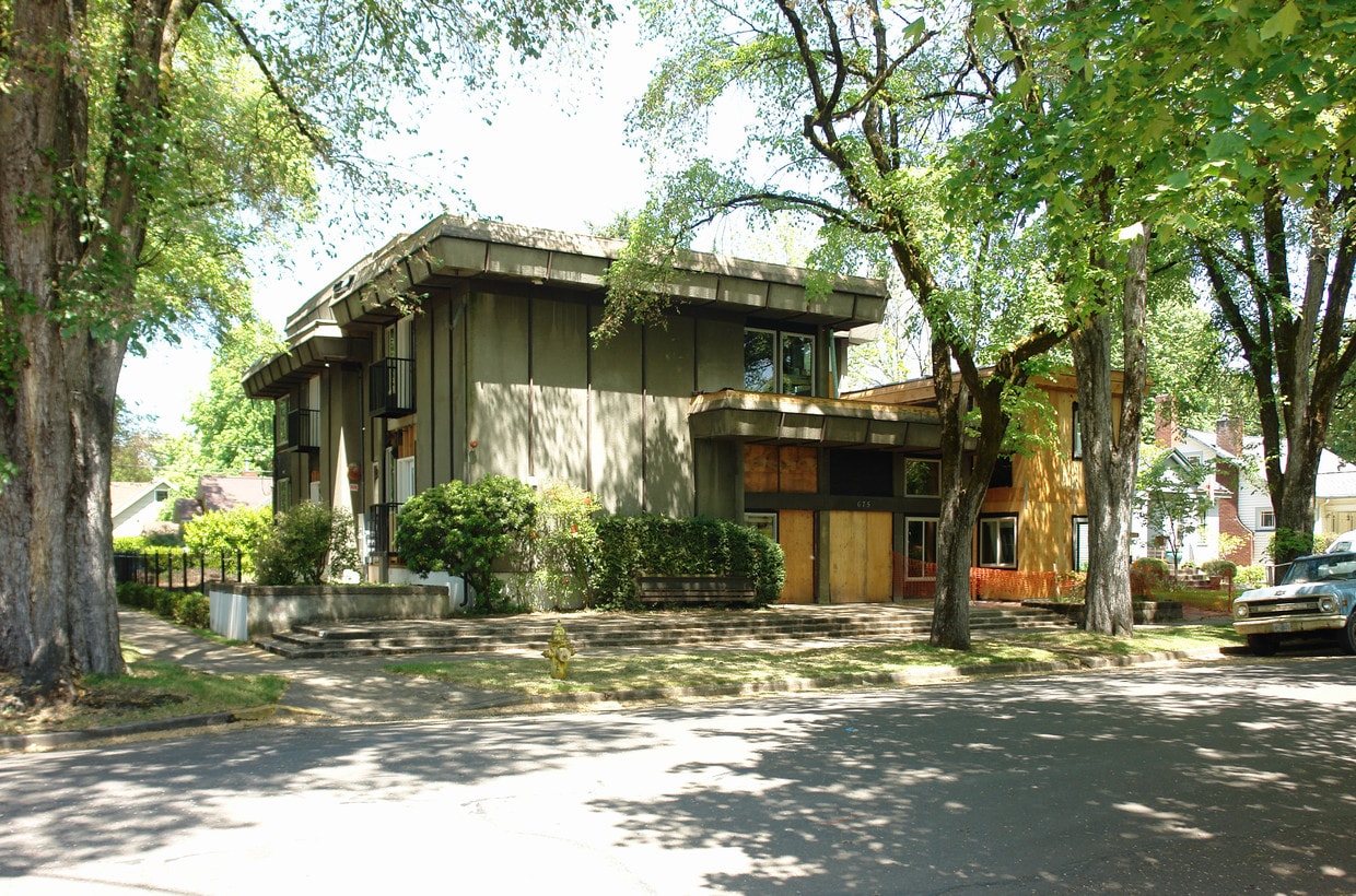 Building Photo - 675 W Broadway