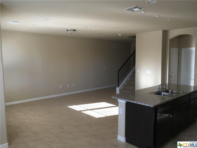 Building Photo - 2880 Donnell Dr