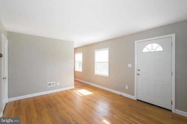 Building Photo - 1048 S Edison St
