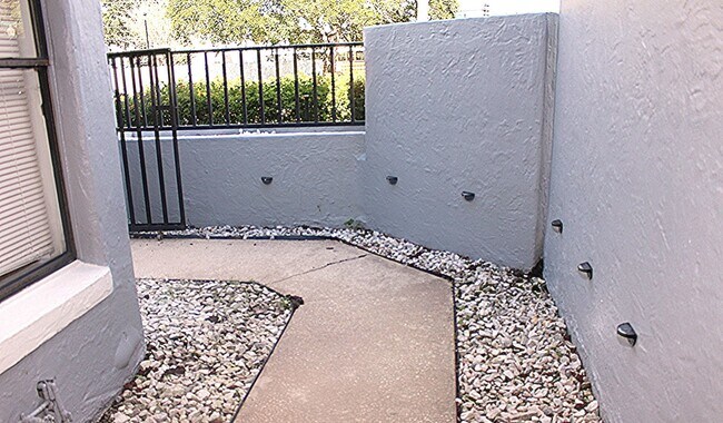 Foto del edificio - Lovely Condo for rent  ( New Lower Price)