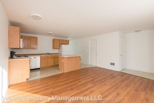 Building Photo - 2571 NW Cedar Ave