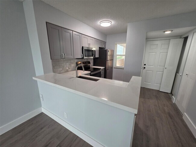 Foto del edificio - 2108 S Cypress Bend Dr