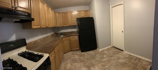 Building Photo - 215 College Dr