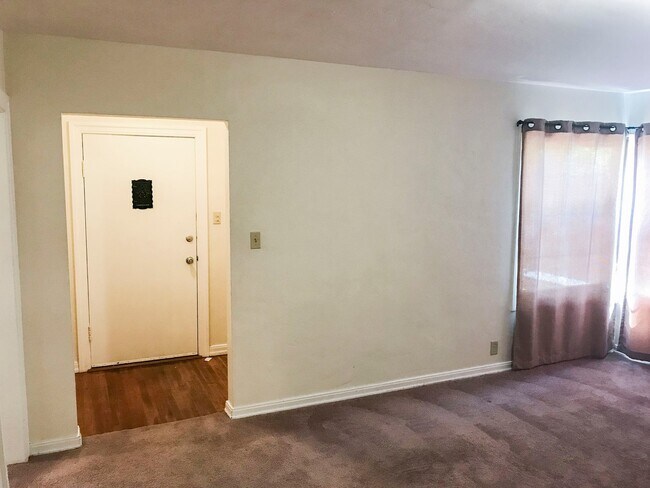 Foto del edificio - Available TBD - November - Pet-friendly cr...
