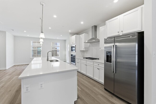 Building Photo - Beautiful 3 BR/2.5 BA Townhome in Ellicott City!