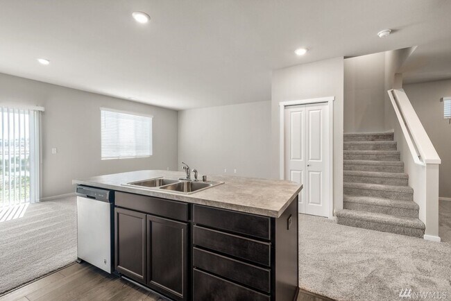 Foto del edificio - Listed For Rent