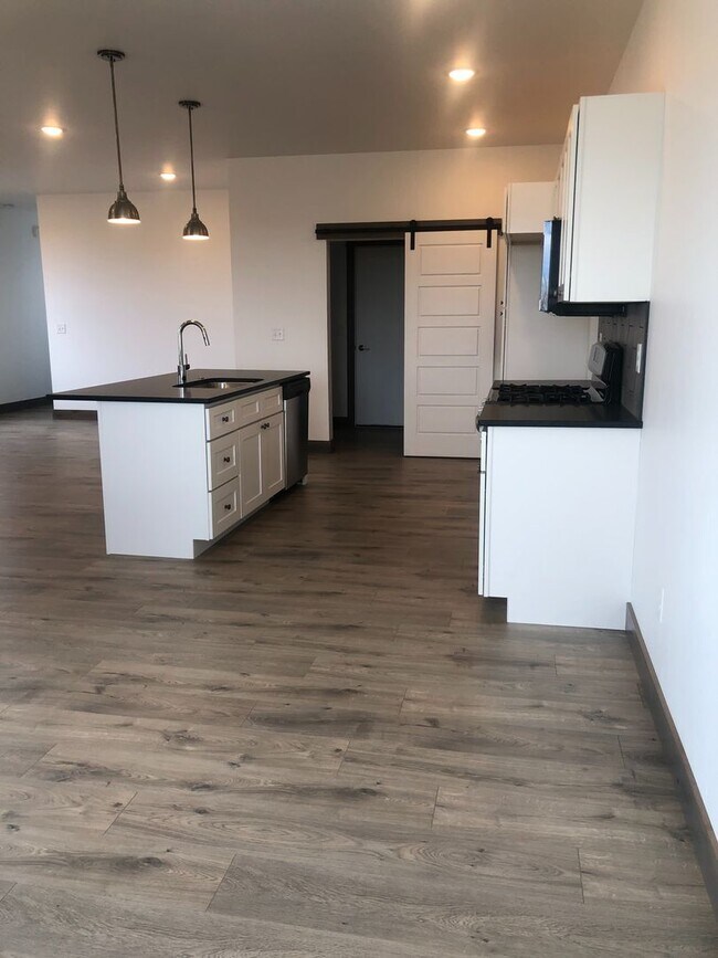 Foto del edificio - Two Story Town-Home! 3 Bedroom/ 2.5 Bath + 2nd Living Room! Oversized Rooms