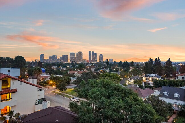 Foto del edificio - 10627 Ashton Ave